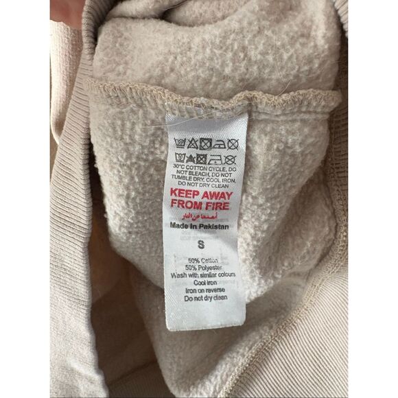 🐿️ Pretty Little Thing Tan Pullover Babe Sweatshirt Size Small - Picture 8 of 8